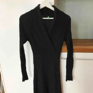  - Ribbad stickad svart klänning från Benetton. Perfekt på vintern, varm och mysig. 