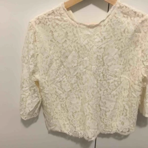  - Vit spetsblus från H&M. Strl 38.
