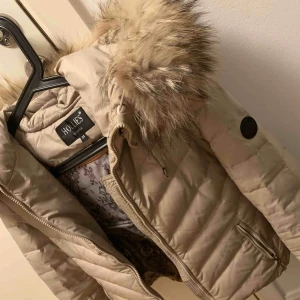  - Fin Hollies jacka storlek 34, äkta päls Pris kan diskuteras vid snabb affär Finns i Malmö annars står du för frakten 