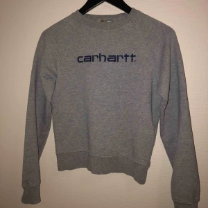  - Säljer en fin carharrt tröja som jag köpte här på Plick för ett tag sedan, men jag säljer den pågrund av att den är lite för liten ☹️ Finns i Falun men kan annars skicka den mot fraktkostnad 💕