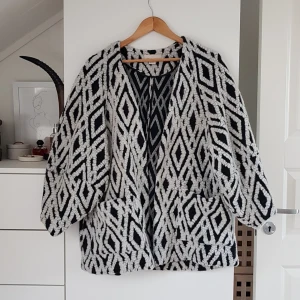  - Tjock jacka från H&M i mkt bra skick! Kan träffas centralt i stockholm ! Passar S och M då den är oversize =)