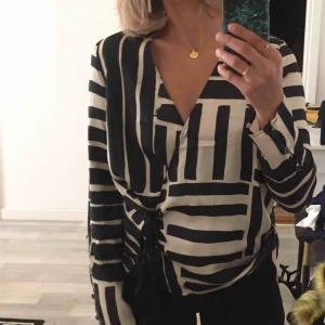  - Randning blouse med knytsnören nedtill. Använd knappt 5 gånger.   