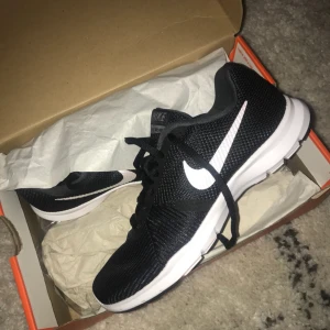  - Nikeskor WMNS NIKE FLEX BIJOUX storlek 36,5. Aldrig använda. 