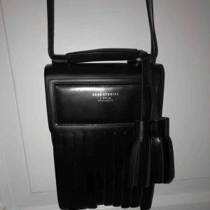  - Säljer min supersnygga Acne väska då den dessvärre ej kommer till användning. Lång axelrem. Nästintill oanvänd, så bra skick. Fler bilder kan skickas vid önskemål.  Hämtas upp på Södermalm eller skickas. Köparen står för frakten. 