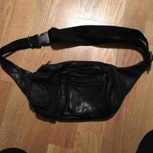  - Snygg midjeväska i äkta läder. Säljes billigt pga dragkedja som är trasigt på framficka(se sista bilden) kan säkert lagas. HÄMTAS I JAKOBSBERG!