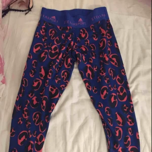  - Träningstights från Adidas. Jag har klippt av lappen med storlek, men passar mig som är 162 cm,XS/S. OBS! Säljer endast till personer som kan ta sig till Helsingborg för att köpa, skickar inget via post.