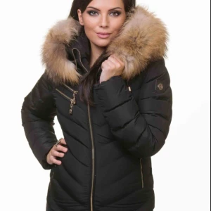  - Hollies jacka i modellen Chatel, Nypris 3990 från jackan.com, säljer den för 3000 (priset kan även diskuteras)! Använt den endast förra vindern. Den ser ut som på bilden men skriv för bilder från mig!:)