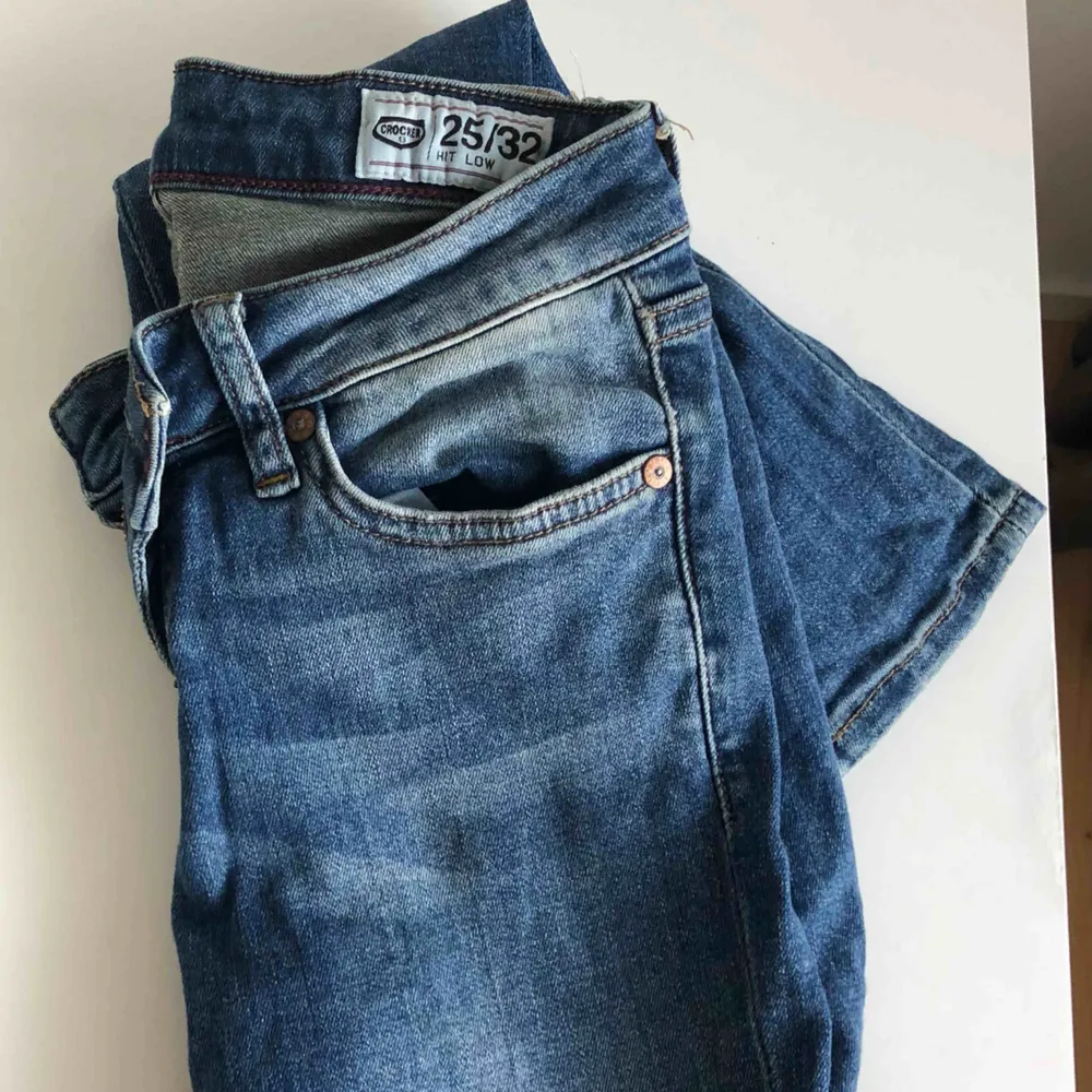 Blåa tighta jeans från crocker i storlek 25/32. Möts upp i Stockholm eller köparen står för frakt. Jeans & Byxor.