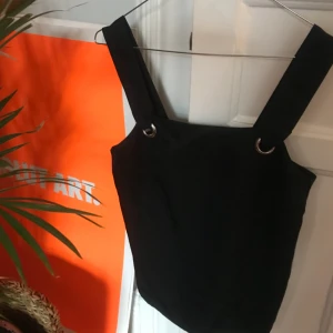  - Snygg topp, perfekt att styla med vit skjorta, annan långärmad eller som den är. Det fina stabila materialet gör att den ser och känns lyxig! Köpare betalar frakt. 