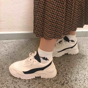  - Helt nya, så snygga chunky sneakers från koreanska märket Open The Door. 🖤 Endast provade och prislappen sitter kvar på. 100% PU-läder. (säljes pga in need of cash.) Obs: kass kvalitét på bilderna pga dålig kamera - fler bilder kan skickas om så önskas. 