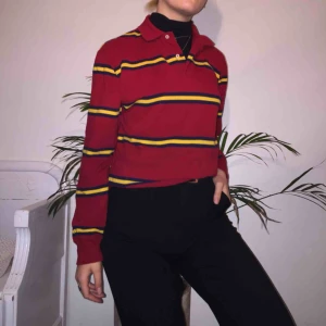  - Röd tröja från Ralph Lauren i bra skick. Lång modell, slutar nedanför rumpan men kan lätt stoppas in utan att bli knölig. 