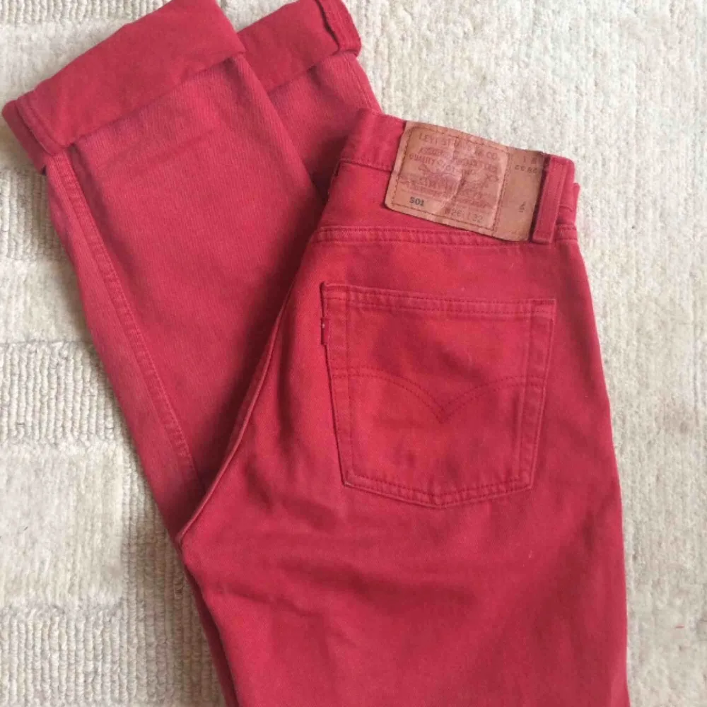 Supersnygga högmidjade vintage Levis som är röda! Går inte att få tag på i butiker. Perfekt skick, strlk 26. Möts upp i Vasastan eller fraktar :). Jeans & Byxor.