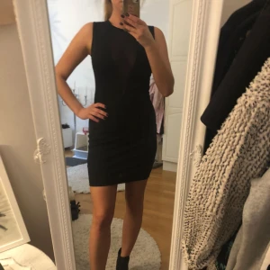  - Super snygg klänning med transparent v framtill och övre del på rygg. Skulle säga att den är strl 36.  I fint skick. Köpt i London.