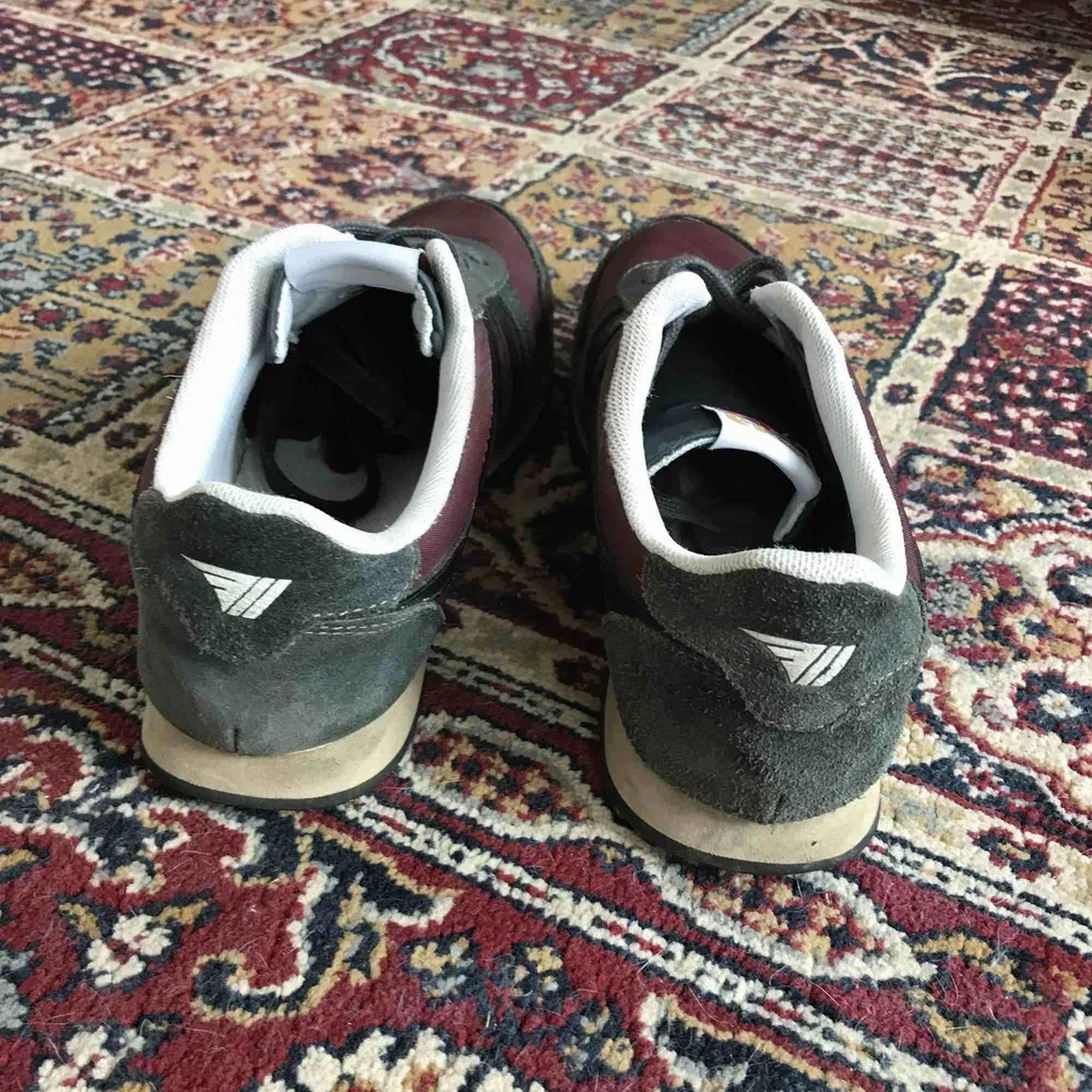 Sneakers Gola storlek 39. De är använda ett par gånger men är i mycket fint skick. Nypris 700 kr Asos. Skor.