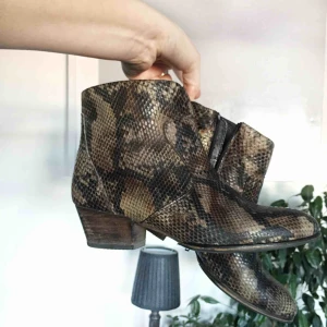 - Skitsnygga och skööna snakeskin boots med låg klack! Köpta second hand för ganska dyr peng. Säljes pga för små :((