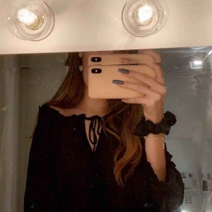  - Jättefin blus från urban outfitters Var i London för 2 månader sen och köpte hem denna fina blus, tyvärr har den inte kommit till användning och säljer därför vidare den! 💞🤩 Passar M-S Köptes för cirka 65 pund! 💕💓