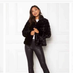  - Faux fur jacka i nyskick Endast använd ett par gånger och säljer den då jag köpte en annan pälsjacka ☺️ Frakt ingår✨
