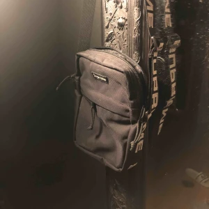  - Supreme shoulderbag Cond 8/10 Säljer pga av för lite användning Pris går att diskutera Köparen står för frakt alt hämtas i Norrköping