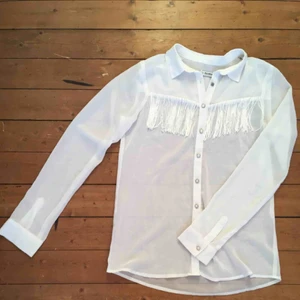  - Halvtransparent skjorta med fransar i strl. S. Från pull & bear, i fint skick!  Kan mötas upp i Stockholm, annars står köparen för frakt.