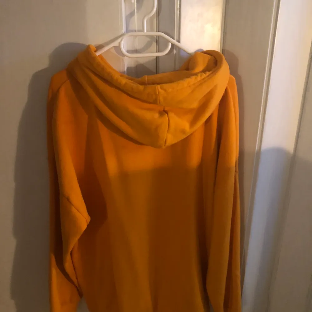 En orange hoodie i strl S som är väldigt oversize, frakt tillkommer. Hoodies.