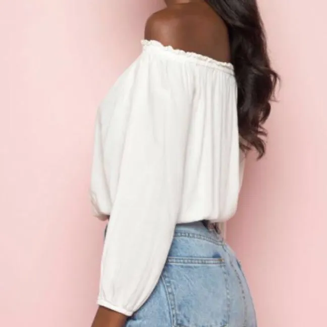 Superfin vit off shoulder top från brandy Melville💞💞 knappt använd så toppen är i nyskick. Toppen är one size men skulle säga att den passar alla storlekar då den är stretchig💜 pris + frakt. Toppar.