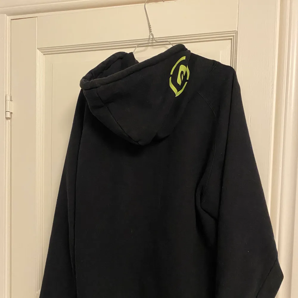 Svin cool, svart hoodie med grönt tryck. Oversized, storlek XL men sitter mer som en L,dam. Köparen står för eventuell frakt💞. Hoodies.