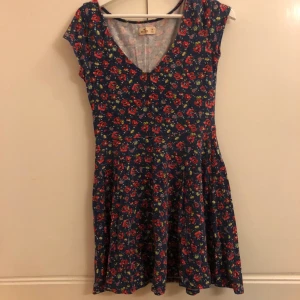 Blommig känning  - En jätte fin blommig klänning från Hollister. Storlek M. Kunden står för frakten 🌺
