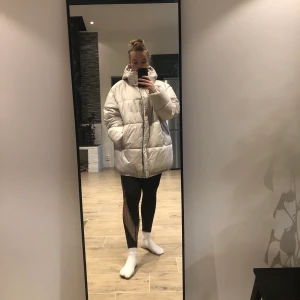 Vit jacka från Weekday - 🍋 ”Kane” jacka från Weekday. Såå snygg och varm men tyvärr för stor för mig som är M. 🍋 100 % polyester 🍋 fint skick, några små fläckar som knappt märks, se bild. 🍋 pris: 200 kr
