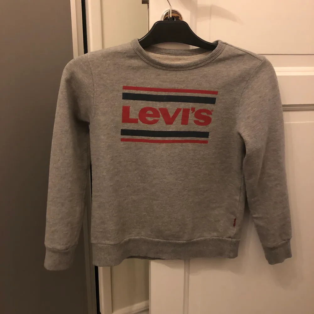 Grå Levi’s tröja i storlek 10år (köpt i USA men motsvarar ungefär en XXS tror jag). Fint skick! . Tröjor & Koftor.