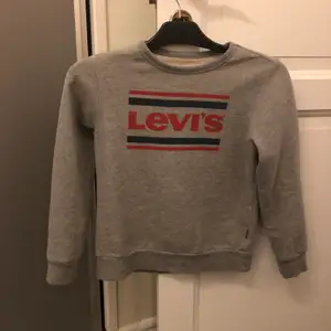 Grå Levi’s tröja i storlek 10år (köpt i USA men motsvarar ungefär en XXS tror jag). Fint skick! 