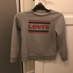 Levi’s tröja  - Grå Levi’s tröja i storlek 10år (köpt i USA men motsvarar ungefär en XXS tror jag). Fint skick! 