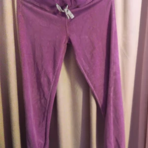 Mjukis byxor stl 146/152 - Säljer dessa pga att dom inte andväns längre och dom är FÖR korta för mig som är 170cm   Köparn står för frakten