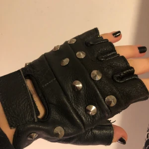 Nit-handskar - Svarta nit-handskar. Använda ett fåtal gånger därav bra skick. Storlek S