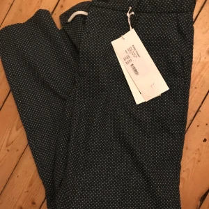 Nya byxor HOPE  - Nya byxor från HOPE , nypris 1400              Gröna med vita prickar 