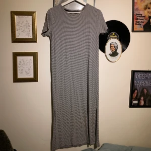 Klänning - Randig klänning från pull&bear. Skärning i båda sidorna. Väldigt skön! Mönstret blir lite blurrigt men det är vitt och svart randigt! 