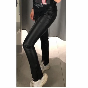 Skinnbyxor - Säljer dessa skinnbyxor från HM som nu blivit lite små. Storlek 34, skulle kunna passa lite större då de är stretchiga. De har slits framtill på båda sidorna. Fraktar eller möts upp smidigt i Solna/Stockholm.