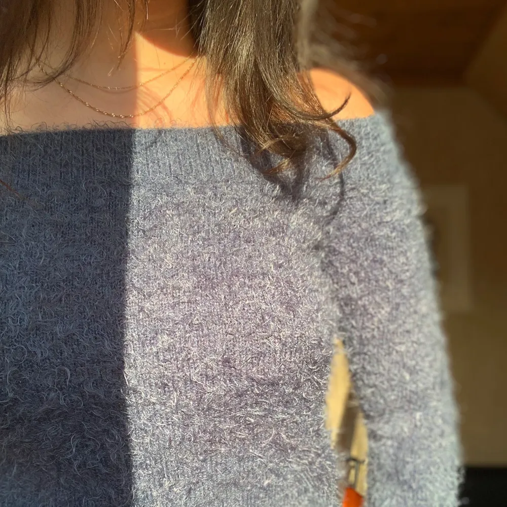 Mysig fluffig off shoulder tröja, perfekt för hösten och vintern💫💫 Frakt 40kr❣️ Men kan även mötas upp. Tröjor & Koftor.
