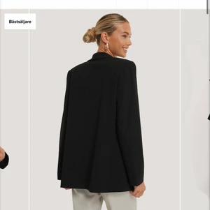 blazer ifrån bohoo  - jättefin blazer, aldrig använd! frakt tillkommer eller att vi möts upp i växjö. 