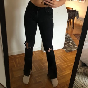 Bootcutjeans med hål och slits - Ett par najs bootcutjeans med hål och slits som jag har klippt själv. Lågmidjade. Jag är 174 som längdreferrens. Säljer då dom är för små och kommer därav inte till användning. Köpare står för frakt.💗💗 sitter som en xs eller möjligtvis xxs.
