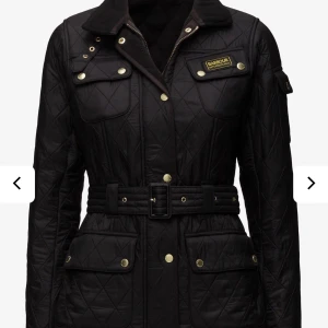 Barbour jacka 🦋 - Superfin Barbour jacka som passar till allt, används tyvärr inte längre och den är i fint skick! Köpt från Boozt för 3000kr, frakten ligger på 79kr 🦋