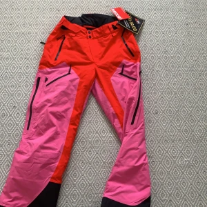 PEAK PERFORMANCE GRAVITY SET BYXOR - Helt nya Skidbyxor från Peak Perfomance. Oanvända, bra kvalite samt snygga. Säljer dessa pga. fel storlek. Köpta för 4499kr!