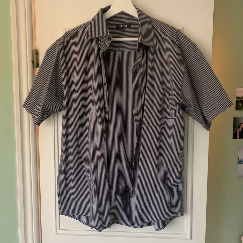 Superfin skjorta som sitter lite oversize, köpt second hand. Swipe för mer info 🌟. Skjortor.