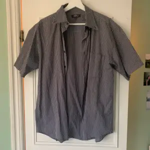 Superfin skjorta som sitter lite oversize, köpt second hand. Swipe för mer info 🌟