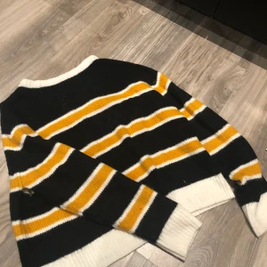 Stickad tröja - Jääätte skön stickad tröja från H&M som inte är använd mycket alls. Den sitter jätte fint och är lång i armarna 