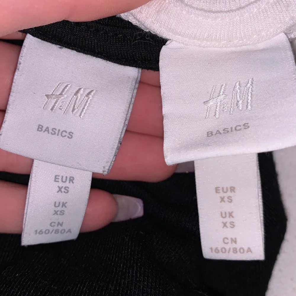 Två enfärgade sweatshirts från hm! Båda strl xs! Inte använda mkt! Säljs pågrund av att dom är för små för mig💕 DEN VITA SÅLD❌. Tröjor & Koftor.