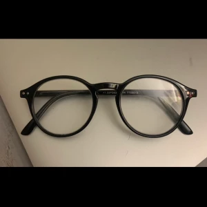 Glasögon  - Svarta trendiga glasögon från Lindex🖤 Styrka 1,5. Pris: 45+frakt (11kr) = 56kr