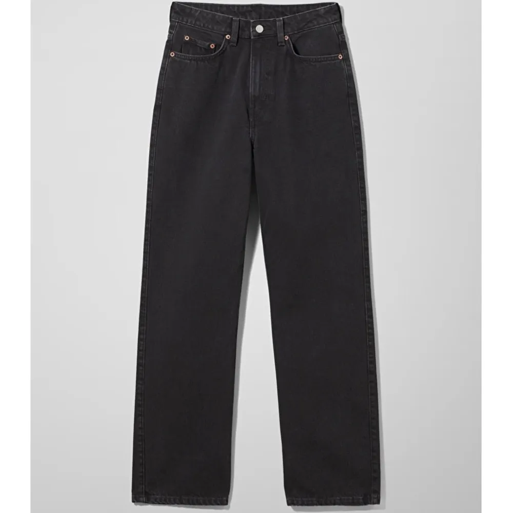 Säljer mina favvo jeans pågrund av att de blivit för små. Så fina och perfekt längd för mig som är 164💕 i storleken 24/30 fraktar eller möts i uppsala😊 . Jeans & Byxor.