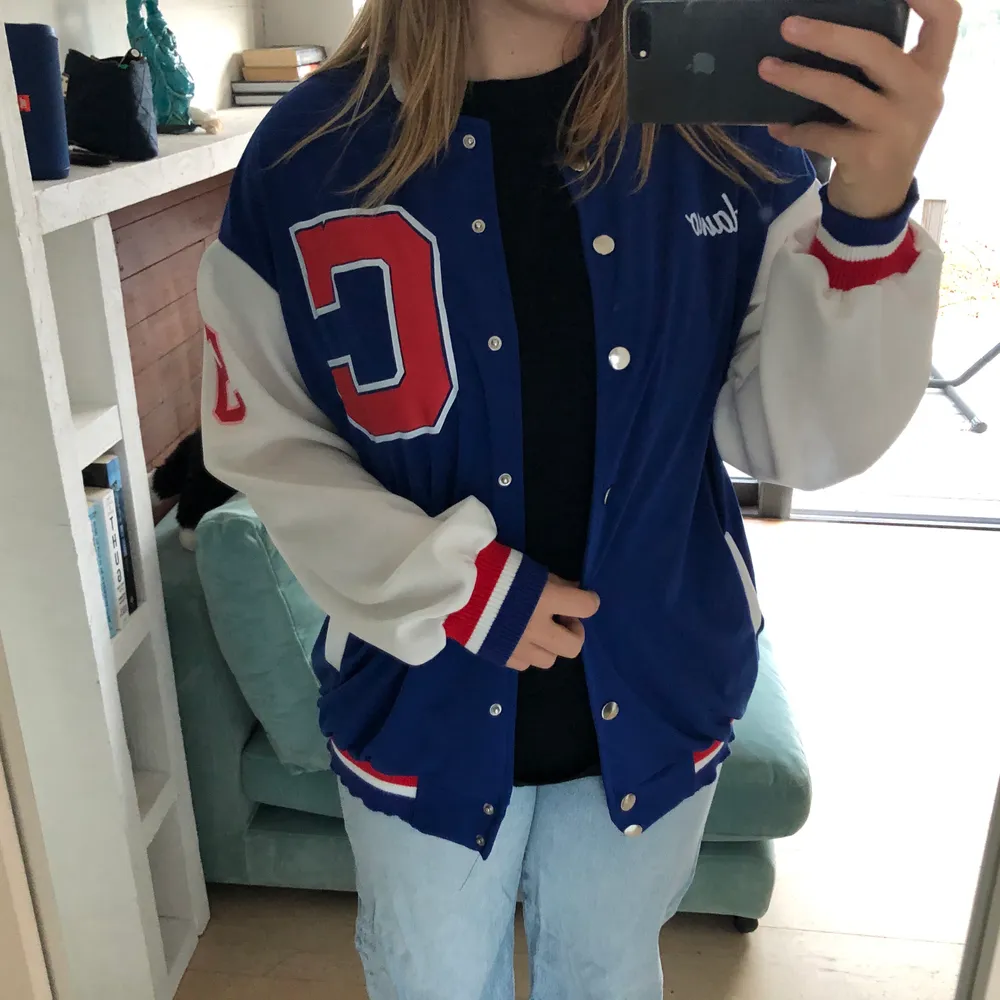 En baseball/fotbolls jacka helt ny och aldrig använd! Det är strechigt nylontyg alltså inte läder eller collagetyg men väldigt snygg som oversized😇materialet är alltså inte jack material utan mer som en träningskofta, väldigt elastiskt material. Buda i kommentarerna om du vill köpa! BUDGIVNINGEN AVSLUTAD. Jackor.