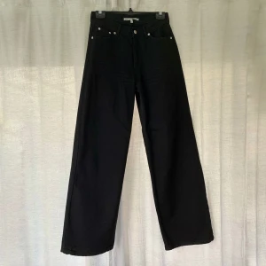Junkyard Wide Leg Jeans - Svarta Junkyard wide leg jeans. Använda 1 gång, så som nya. Säljer pga för små.. Skulle säga att dom är ganska små i storleken, ingen stretch. Ordinarie pris 500kr.  Frakten står köparen för! Skriv för mer info. 