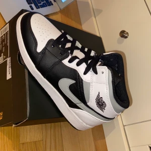 Jordan 1 Mid White Shadow - Säljer mina jordan 1 mid white shadow. Helt oanvända. 